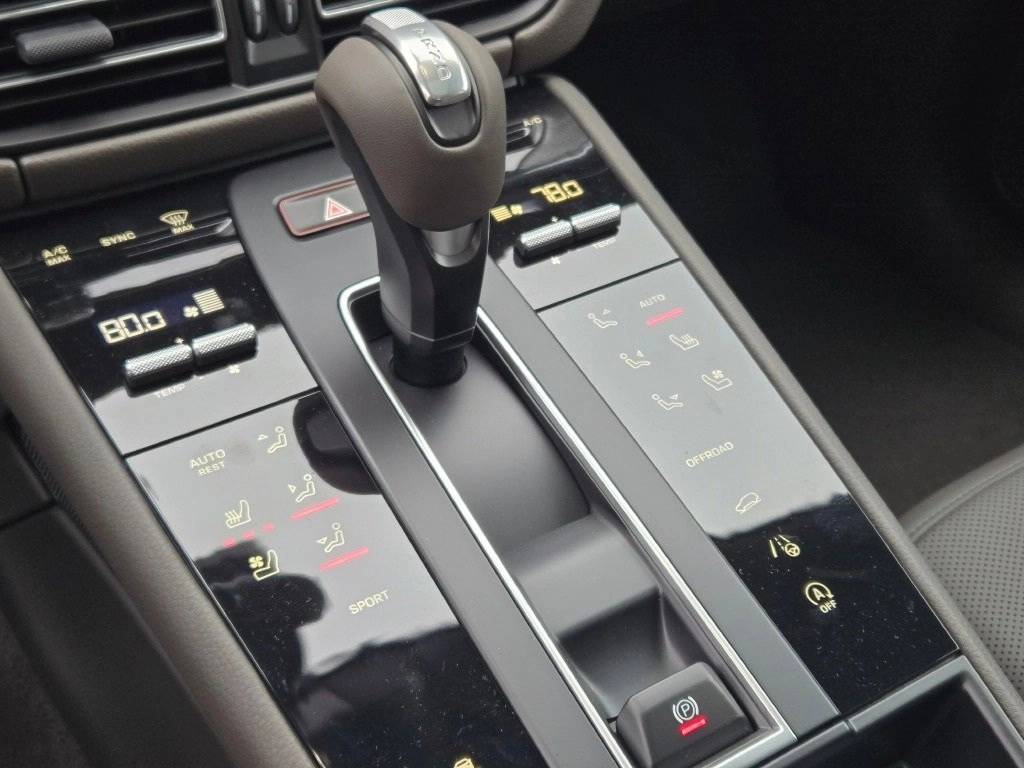 2026 Porsche Macan Base