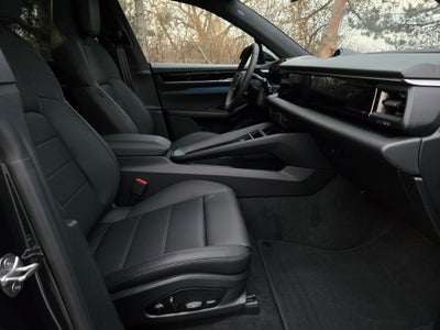 2025 Porsche Macan Electric 4S