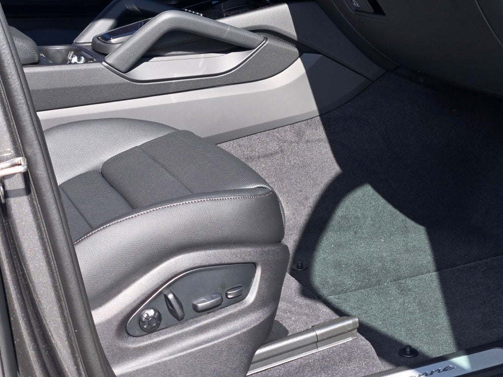 2026 Porsche Cayenne E-Hybrid Base