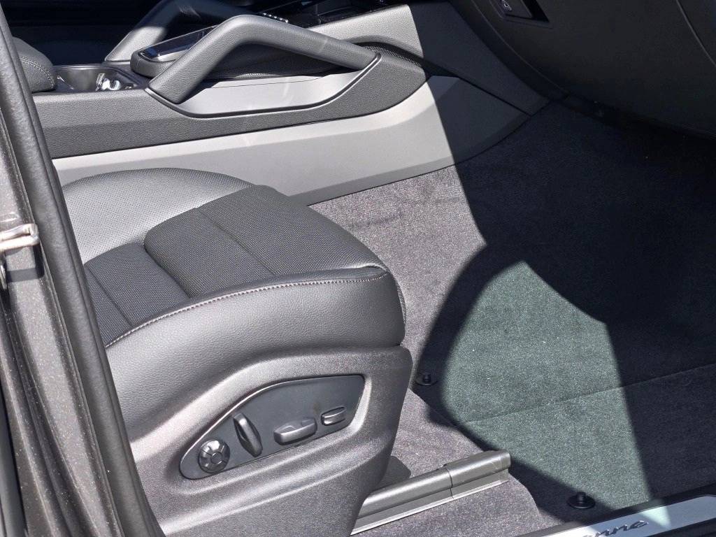 2026 Porsche Cayenne E-Hybrid Base