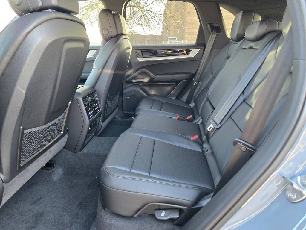 2026 Porsche Cayenne E-Hybrid Base