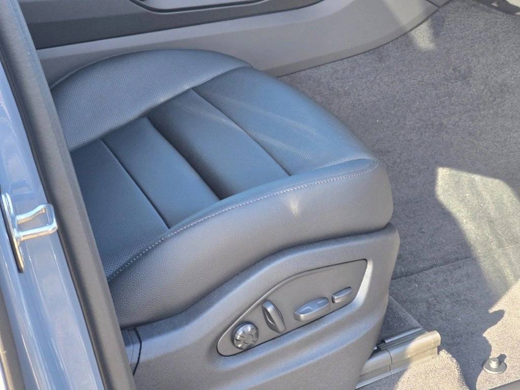 2026 Porsche Cayenne E-Hybrid Base