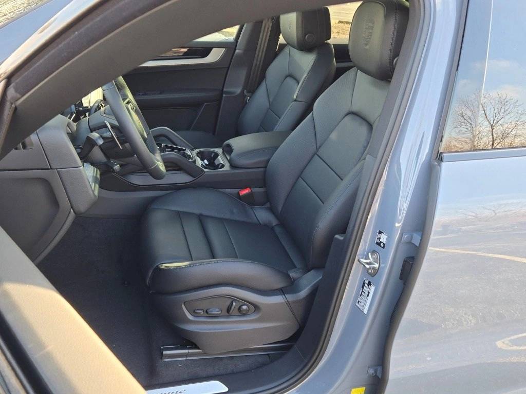 2026 Porsche Cayenne E-Hybrid Base