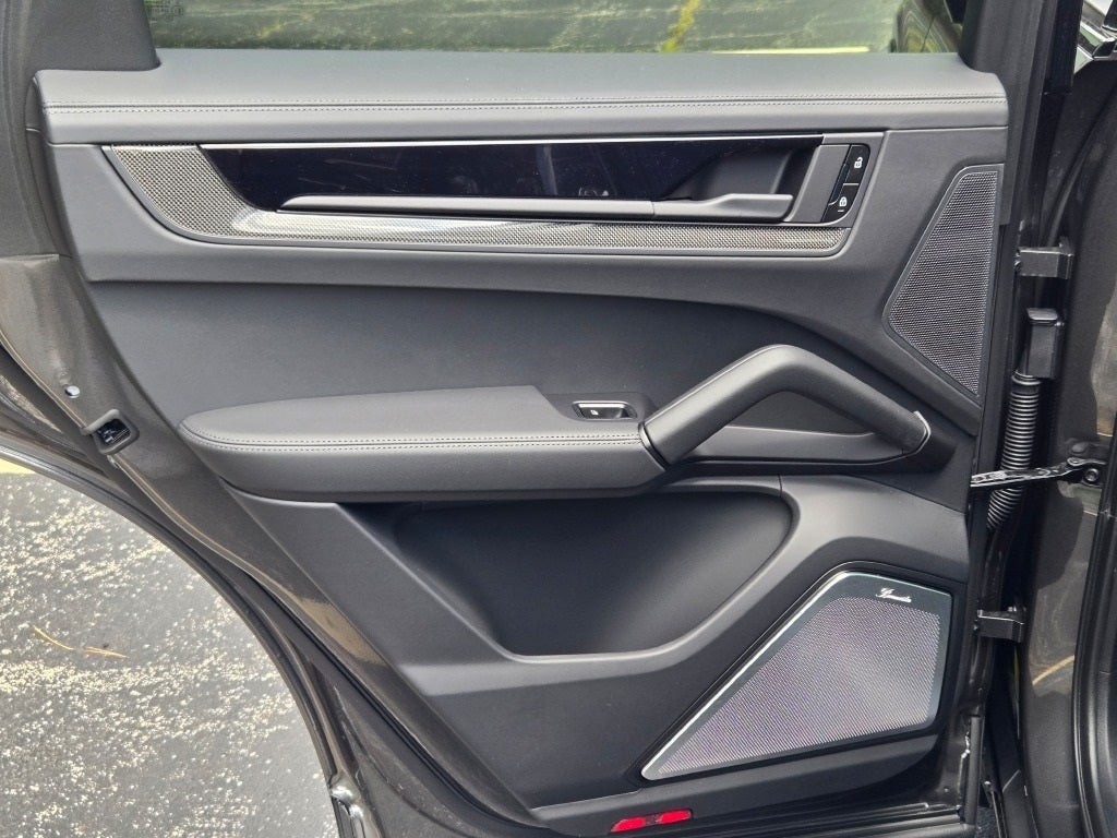 2025 Porsche Cayenne Coupe GTS