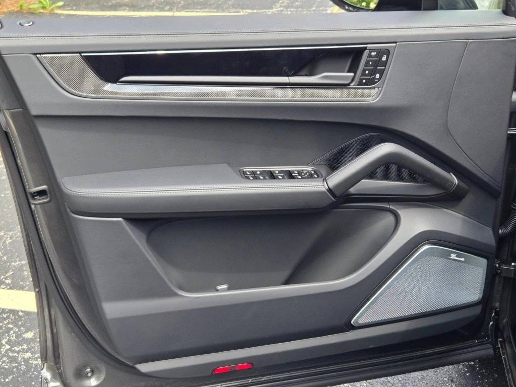 2025 Porsche Cayenne Coupe GTS