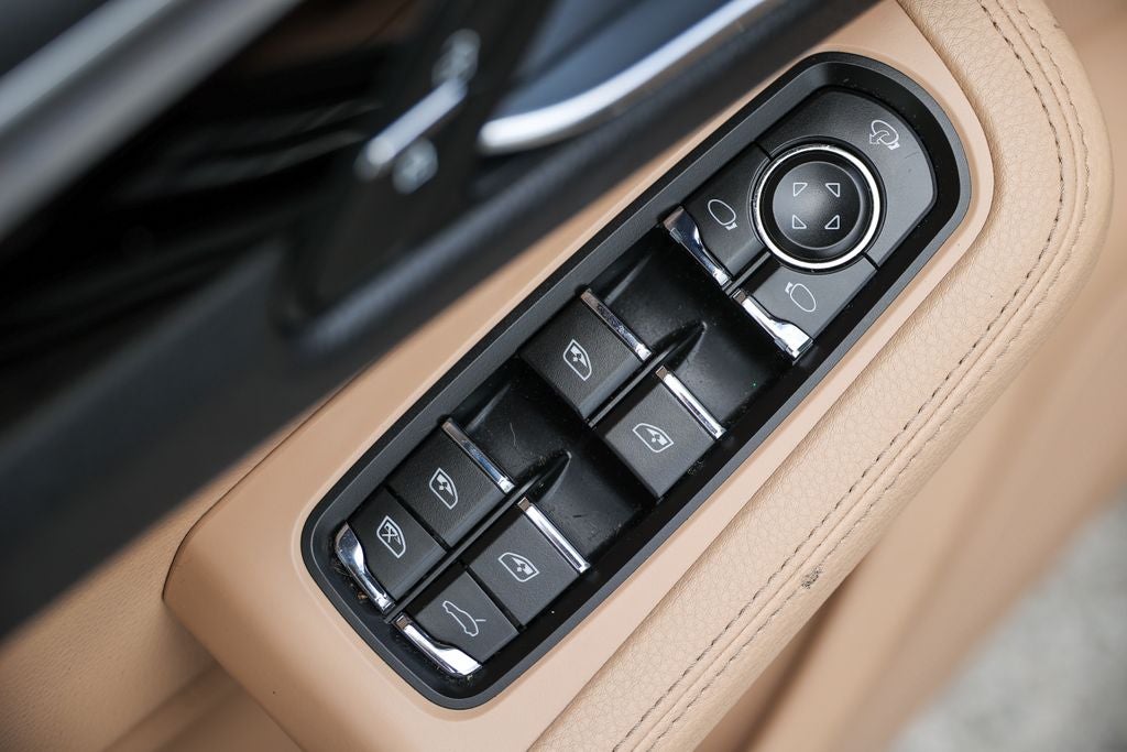 2023 Porsche Macan Base