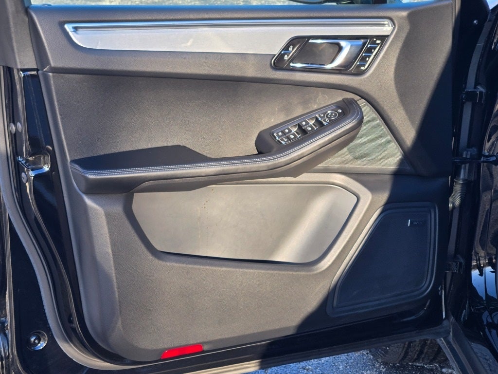 2025 Porsche Macan T