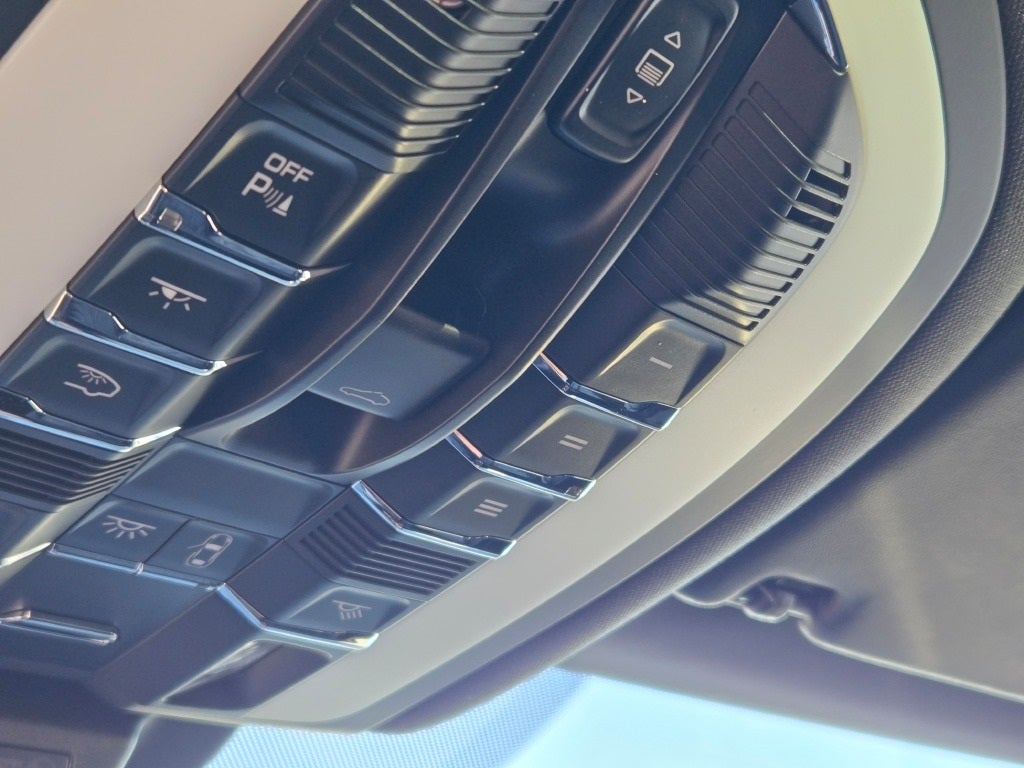 2025 Porsche Macan T