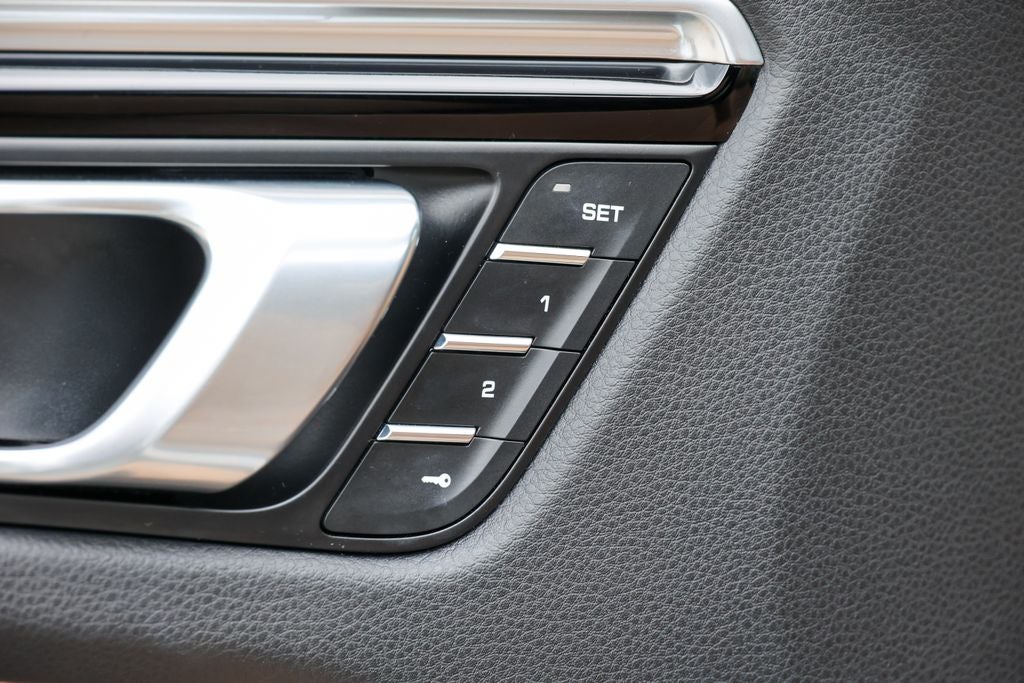 2023 Porsche Macan Base