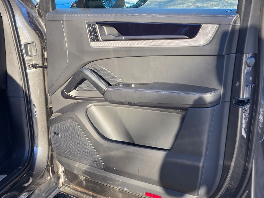 2025 Porsche Cayenne E-Hybrid Base